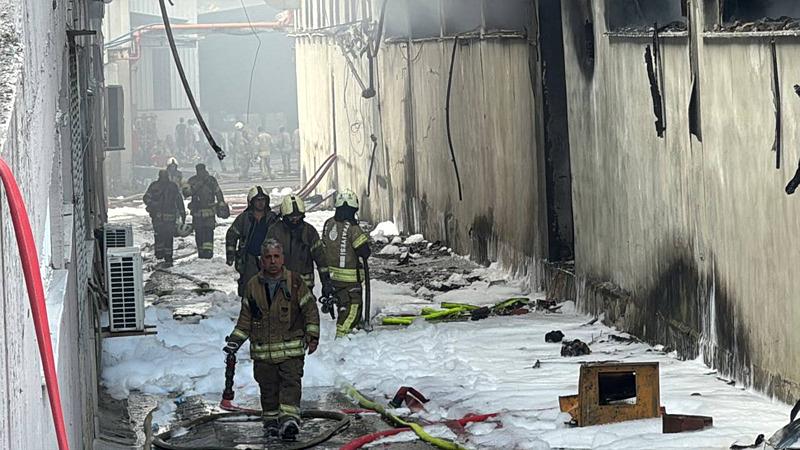 Arnavutköy'de plastik ve sünger fabrikasında çıkan yangın söndürüldü