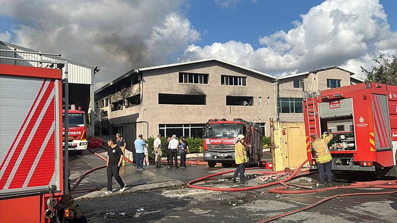 Arnavutköy'de plastik ve sünger fabrikasında çıkan yangın söndürüldü