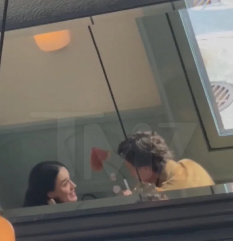 Trudeau ve Perry, birlikte yemek yerken görüntülendi, Takvim.com.tr Ekran Görüntüsü