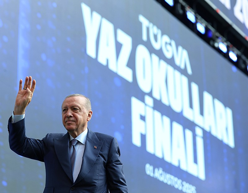 Başkan Recep Tayyip Erdoğan, Beşiktaş TÜPRAŞ Stadyumu'nda düzenlenen TÜGVA Yaz Okulları Finali Programı'na katıldı. Başkan Erdoğan, programda konuşma yaptı. (AA)