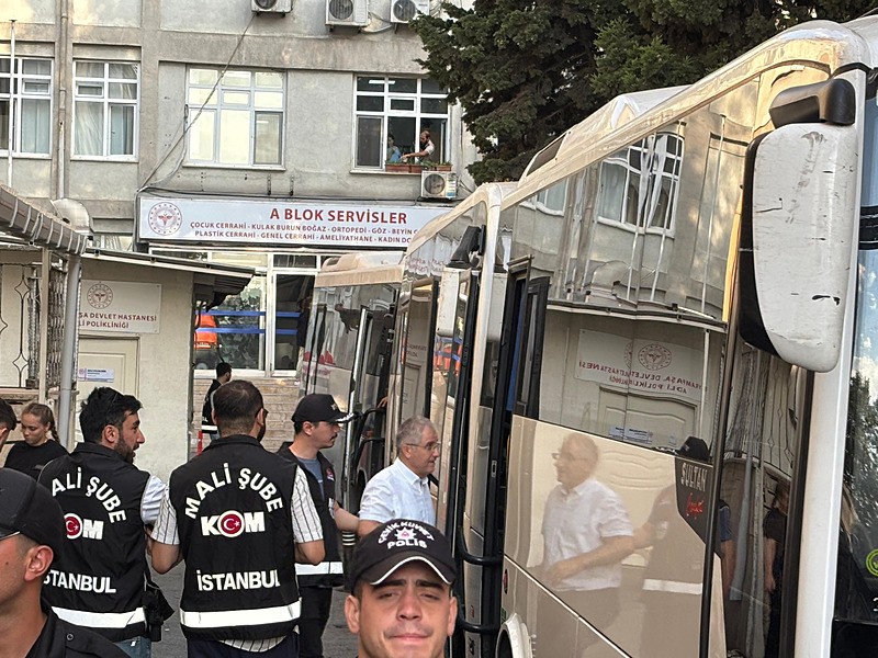 İstanbul Cumhuriyet Başsavcılığı tarafından yürütülen soruşturma kapsamında, Aziz İhsan Aktaş suç örgütüne yönelik İstanbul, Antalya, Çanakkale, Trabzon, Bursa ve Giresun'da düzenlenen eş zamanlı operasyonda gözaltına alınan 24 kişi sağlık kontrolünden geçirildi ve adliyeye sevk edildi (Fotoğraf: İHA)