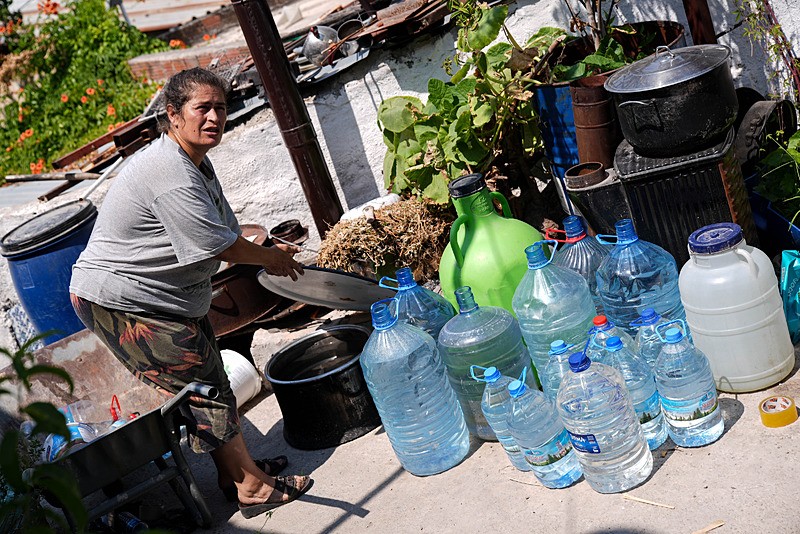 İzmir'in Bornova ilçesinde de günlerce su kesintisi yaşandı. Vatandaşlar tankerlerden su doldurarak çözüm aradı (AA, Takvim.com.tr Arşiv)
