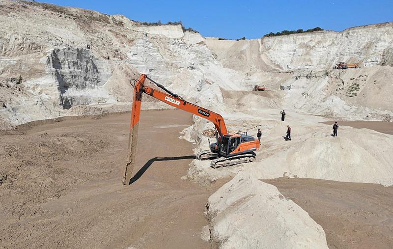 Silivri'de kum ocağındaki göçükte kalan kepçe operatörünün cansız bedeni bulundu (takvim foto arşiv)