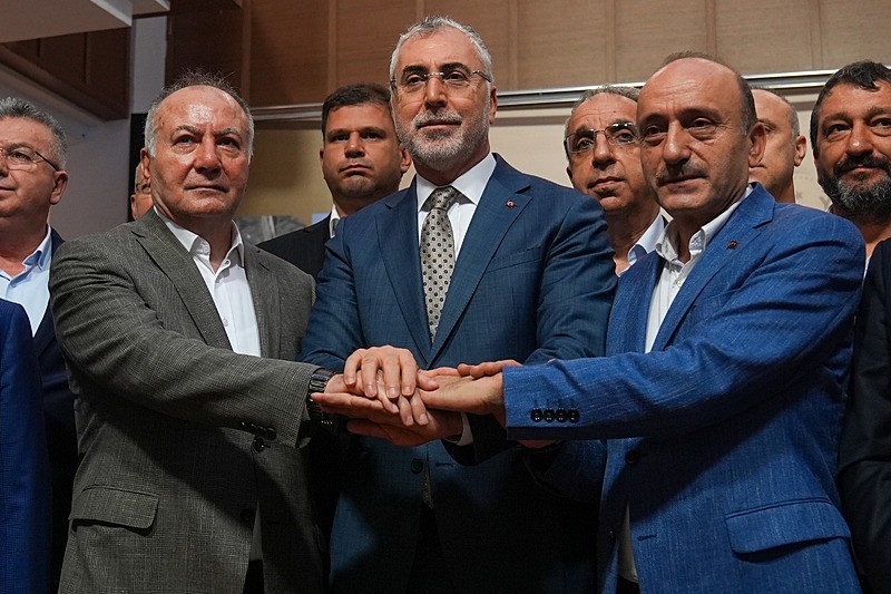 Kamu kurum ve kuruluşlarındaki 600 bine yakın işçiyi kapsayan 2025-2026 Kamu Toplu İş Sözleşmeleri Çerçeve Protokolü görüşmeleri uzlaşmayla sona erdi. Çalışma ve Sosyal Güvenlik Bakanı Vedat Işıkhan'ın başkanlık ettiği toplantıya, HAK-İŞ Genel Başkan Yardımcısı Devlet Sert (sağda) ile TÜRK-İŞ Genel Başkan Yardımcısı Ramazan Ağar (solda) da katıldı (Fotoğraf: AA)