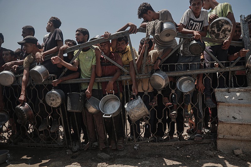 Gazze'ye son iki günde ulaştırılan tıbbi yardımlar ʺihtiyaç denizinde sadece bir damlaʺ olarak görülüyor