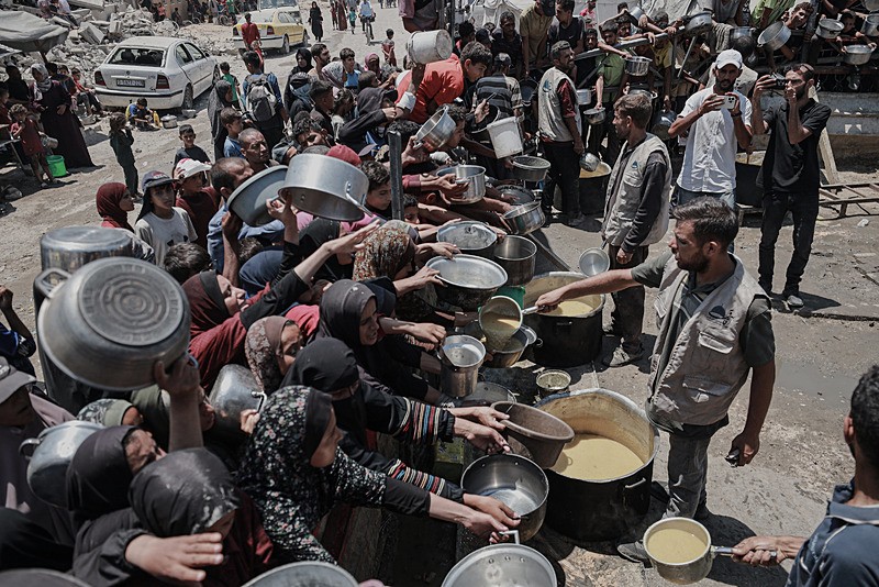 Gazze'ye son iki günde ulaştırılan tıbbi yardımlar ʺihtiyaç denizinde sadece bir damlaʺ olarak görülüyor