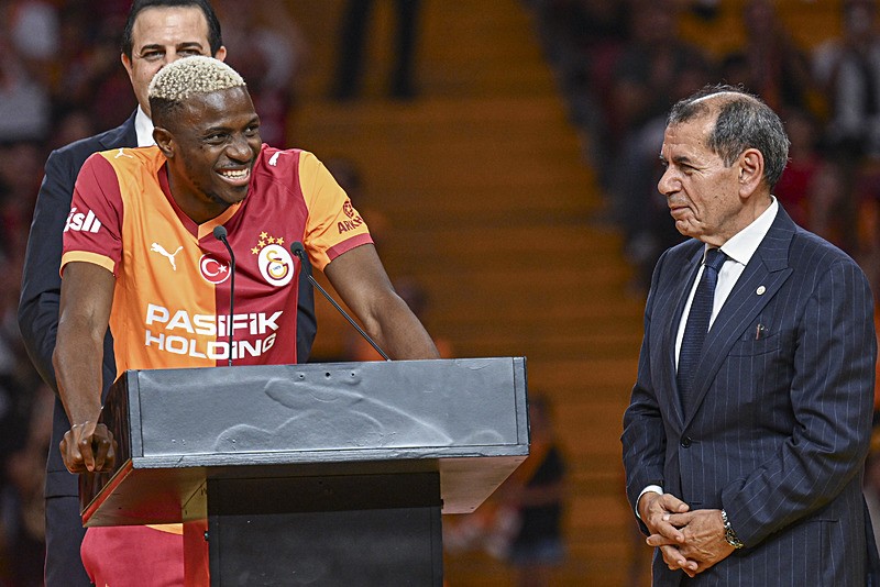 Galatasaray, Osimhen ve Sane için imza töreni düzenledi. (AA)