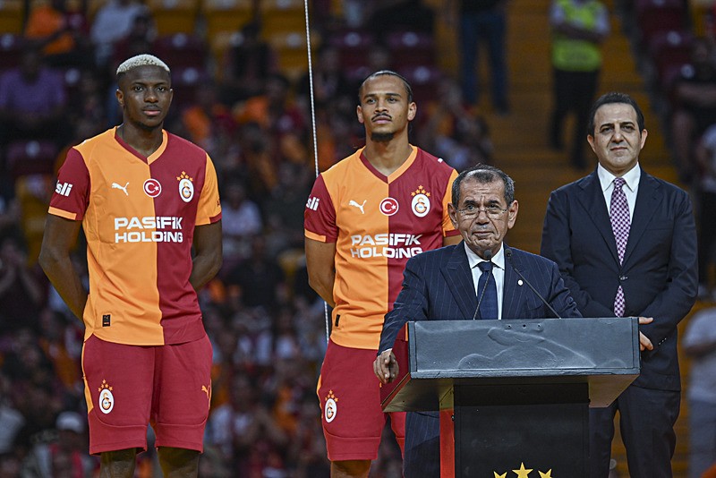Galatasaray, Osimhen ve Sane için imza töreni düzenledi. (AA)