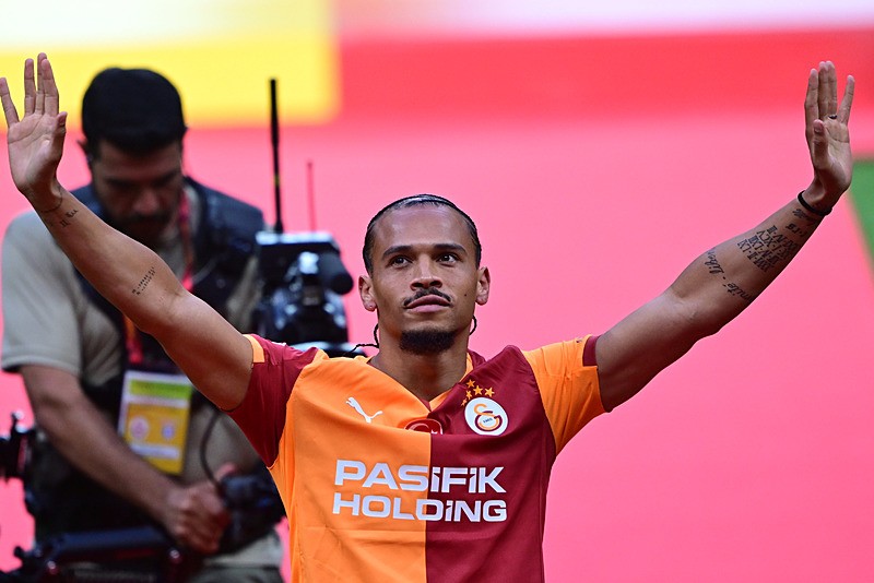 Galatasaray, Osimhen ve Sane için imza töreni düzenledi. (AA)