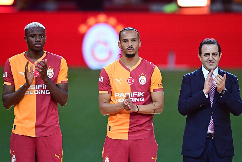 Galatasaray, Osimhen ve Sane için imza töreni düzenledi. (AA)