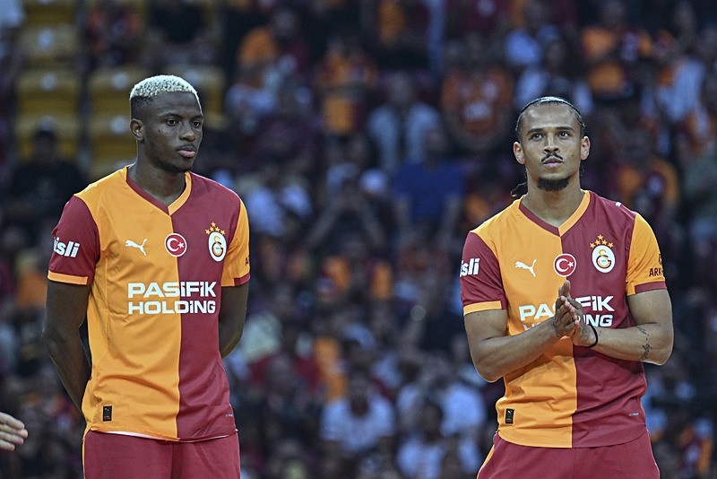 Galatasaray, Osimhen ve Sane için imza töreni düzenledi. (AA)
