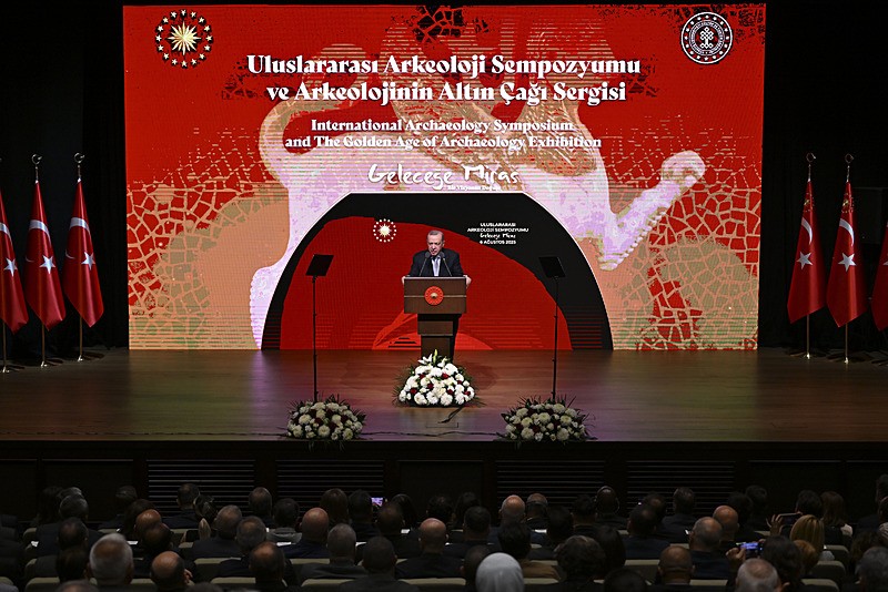 Başkan Recep Tayyip Erdoğan, Cumhurbaşkanlığı Millet Kütüphanesi’nde düzenlenen Uluslararası Arkeoloji Sempozyumu ve Arkeolojinin Altın Çağı Sergisi açılışına katılarak konuşma yaptı (AA)