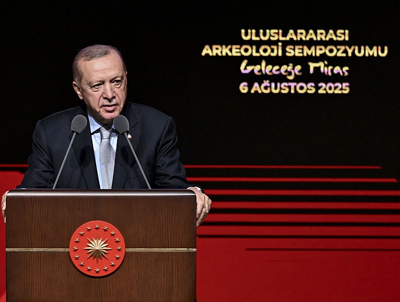 Başkan Recep Tayyip Erdoğan, Cumhurbaşkanlığı Millet Kütüphanesi’nde düzenlenen Uluslararası Arkeoloji Sempozyumu ve Arkeolojinin Altın Çağı Sergisi açılışına katılarak konuşma yaptı (AA)