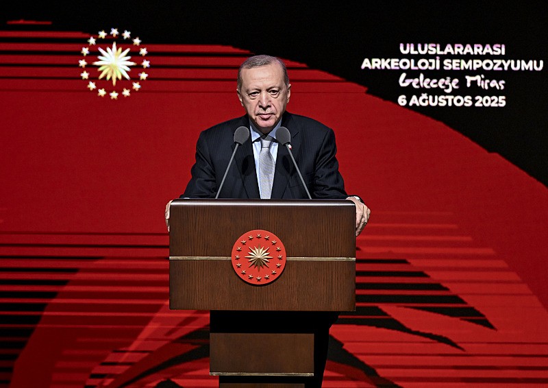 Başkan Recep Tayyip Erdoğan, Cumhurbaşkanlığı Millet Kütüphanesi’nde düzenlenen Uluslararası Arkeoloji Sempozyumu ve Arkeolojinin Altın Çağı Sergisi açılışına katılarak konuşma yaptı (AA)