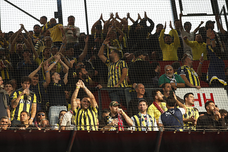 Fenerbahçeli taraftarlar, De Kuip'teki deplasmandan tribününde full çekti (EPA)