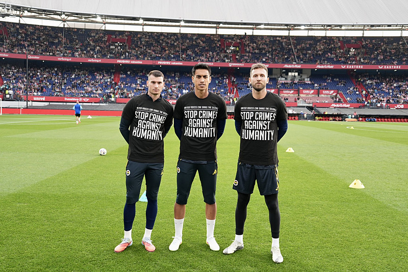 Fenerbahçeli futbolcular, ısınmaya Filistin'e destek veren tişörtlerle çıktı (Fenerbahçe X hesabı)