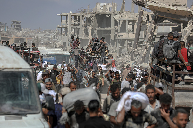 Yardım bekleyen Filistinliler (AA)