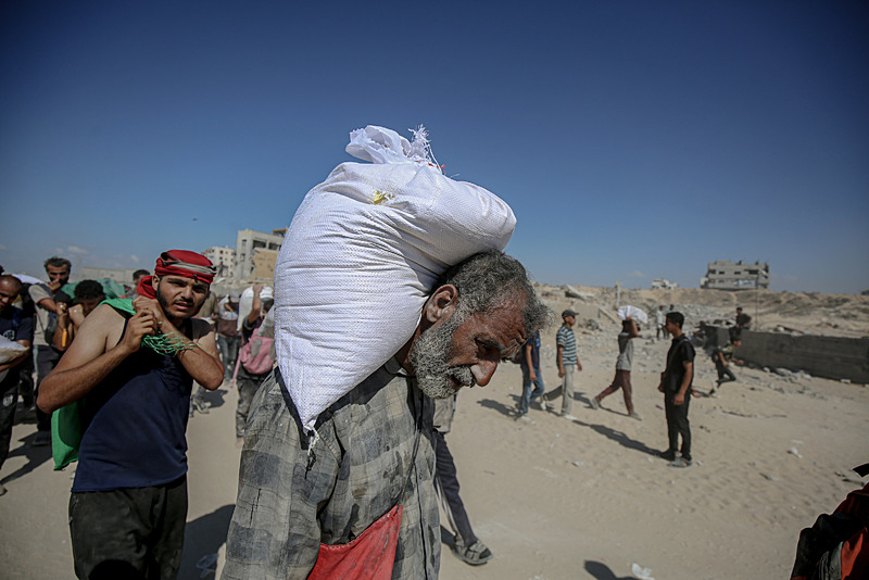 Yardımları taşıyan halk (AA)