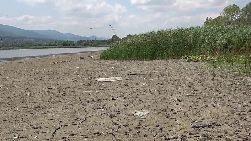 Su miktarı ʺkritikʺ seviyenin altına düşen Sapanca Gölü'ndeki kalıntılar ortaya çıktı