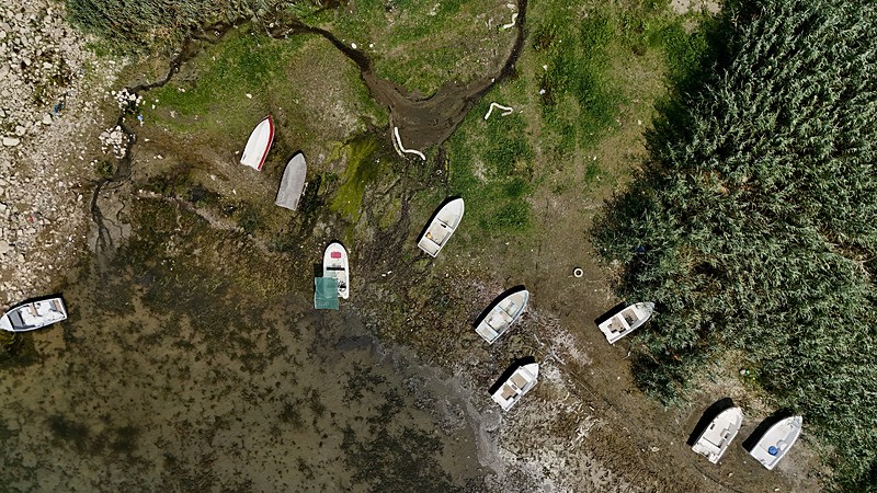 Su miktarı ʺkritikʺ seviyenin altına düşen Sapanca Gölü'ndeki kalıntılar ortaya çıktı