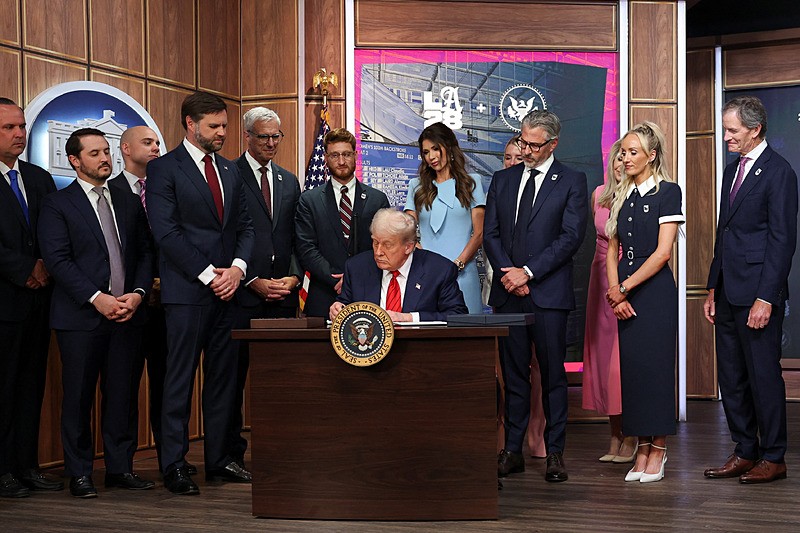  Trump, 5 Ağustos 2025 tarihinde Washington, D.C.'deki Beyaz Saray kampüsündeki Güney Avlu Oditoryumu'nda, 2028 Los Angeles Yaz Olimpiyatları ile ilgili güvenlik ve diğer konuları ele almak üzere Beyaz Saray Olimpiyat Görev Gücü'nün kurulmasına ilişkin bir başkanlık kararnamesi imzaladı, Reuters