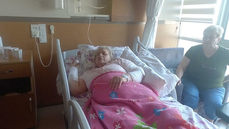 Depremde eşini kaybeden Hamide Önbaş: Bina yıkılınca, eşim bana göre daha derine düşmüş. (DHA)