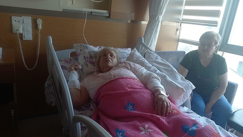 Depremde eşini kaybeden Hamide Önbaş: Bina yıkılınca, eşim bana göre daha derine düşmüş. (DHA)