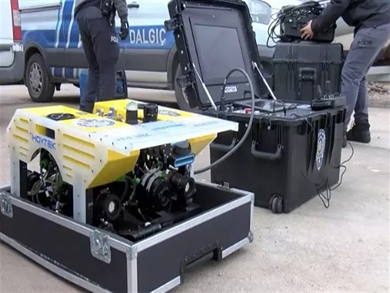 Teknesi parçalanmış halde bulunan iş insanı insansız su altı robotu ile aranıyor. (DHA)