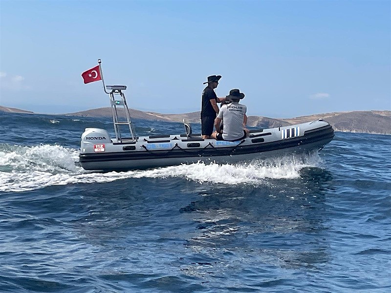 Teknesi parçalanmış halde bulunan iş insanı insansız su altı robotu ile aranıyor. (DHA)