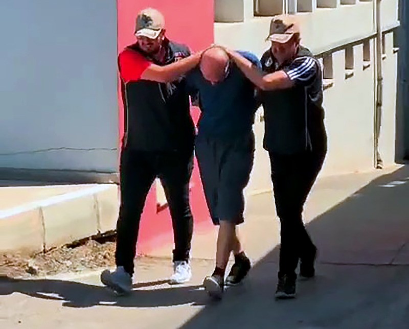 Adana'da FETÖ/PDY'ye yönelik operasyonda hakkında 7 yıl 6 ay kesinleşmiş hapis cezası bulunan Murat Kurt yakalandı (Fotoğraf: DHA)