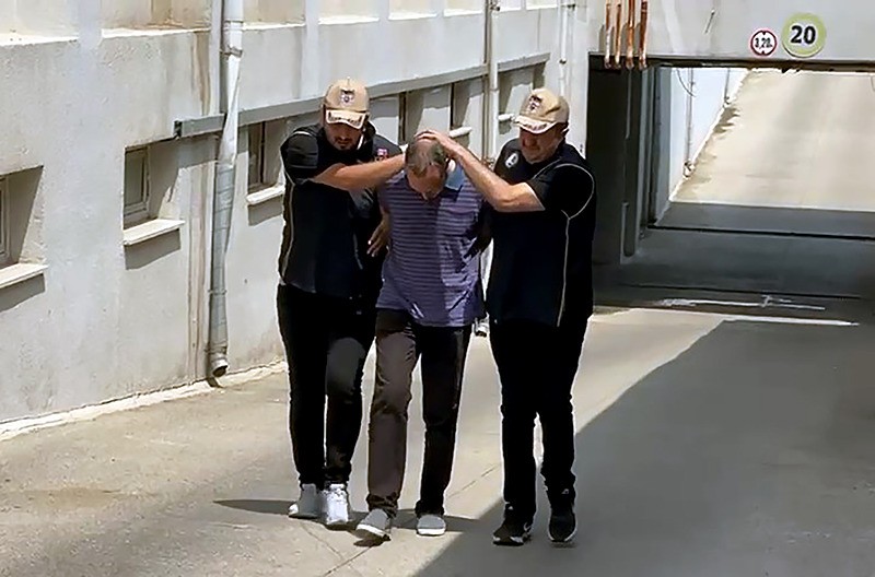 Adana'da FETÖ/PDY'ye yönelik operasyonda örgütün sözde eğitim yapılanmasında yer alan Mustafa Avşar yakalanıp, tutuklandı (DHA)