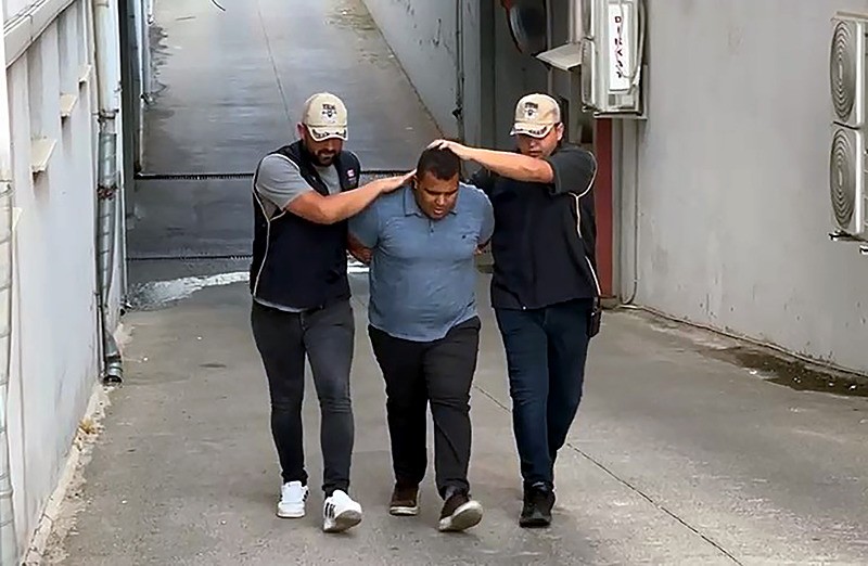 Adana'da FETÖ/PDY'ye yönelik operasyonda hakkında 6 yıl 3 ay hapis cezasıyla aranan Ersin Atarcık yakalandı (Fotoğraf: DHA)