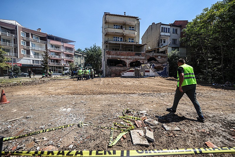 Balıkesir'deki depremde yıkılan binanın enkazı kaldırıldı