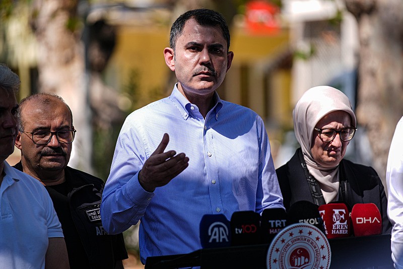 Bakan Kurum, Sındırgı'daki deprem bölgesinde incelemelerde bulundu