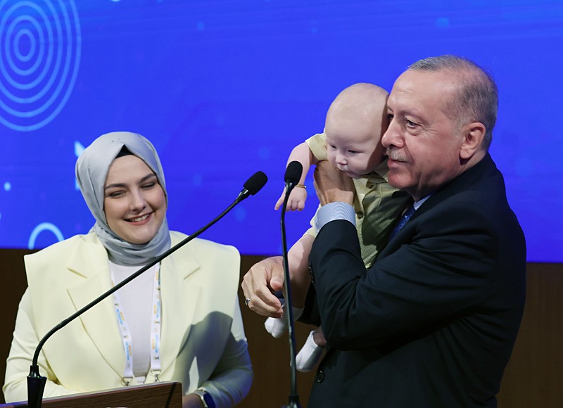 Başkan Erdoğan, AK Parti Kongre Merkezi'nde AK Gençlik Strateji ve İstişare Kampı Kapanış Programı'na katıldı. Erdoğan, programda bir bebeği sevdi. (AA)