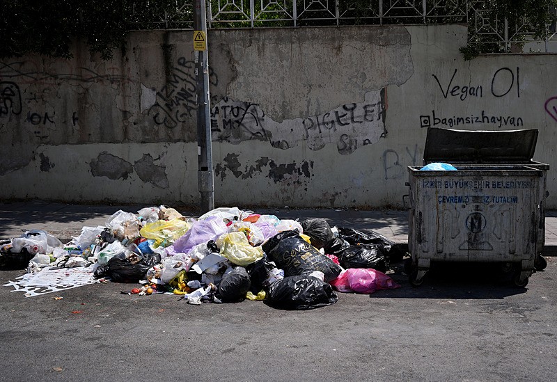 Etrafta çöp yığınları oluştu (AA)