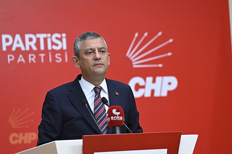 CHP Genel Başkanı Özgür Özel, parti genel merkezinde basın toplantısı düzenledi (Fotoğraf: AA)