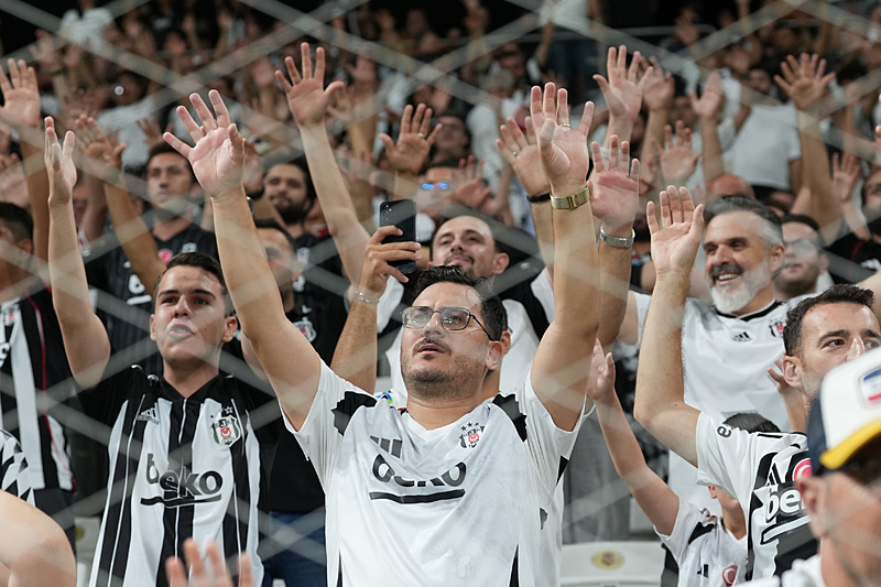Beşiktaş tribünlerinden 2. gol sonrası tepki yükseldi (İHA)