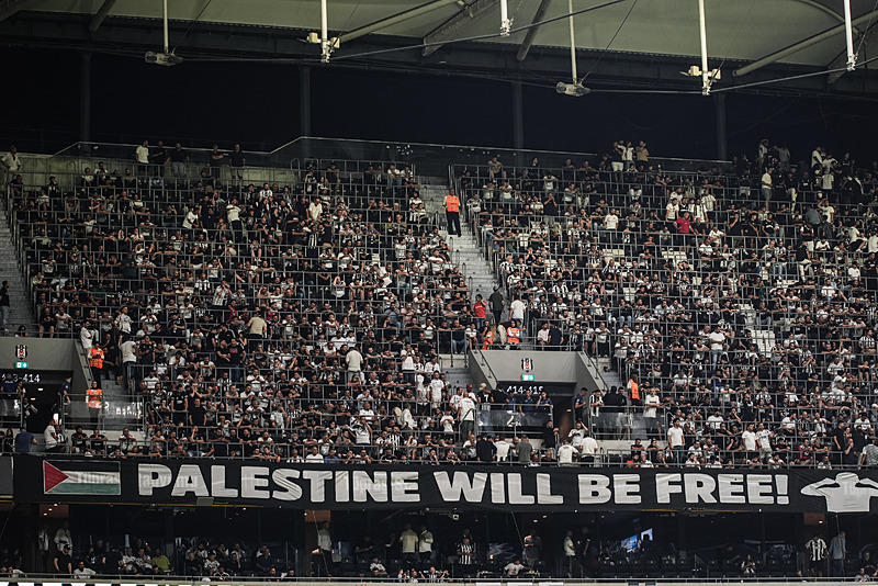 Beşiktaş tribünleri Filistin'e destek verdi (AA)