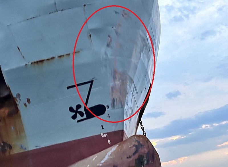 Halit Yukay'ın teknesine çarptığı değerlendirilen 'Arel 7' isimli gemisinin olaydan bir önce ve bir gün sonra çekilen fotoğrafları ortaya çıktı. Geminin önündeki belirgin sürtme izleri dikkat çekti. (DHA)