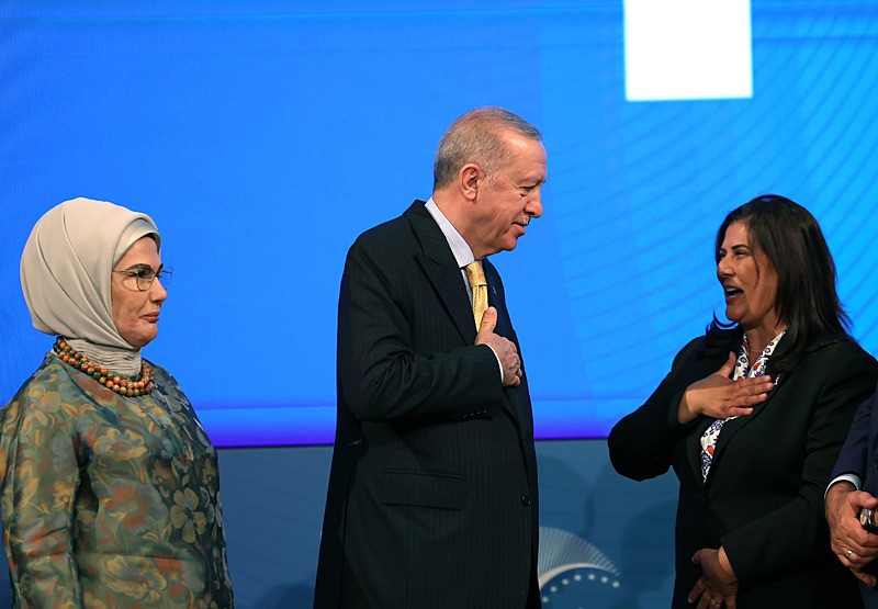 Aydın Büyükşehir Belediye Başkanı Özlem Çerçioğlu, Ankara'da düzenlenen törenle parti rozetini takarak resmen AK Parti'li oldu.