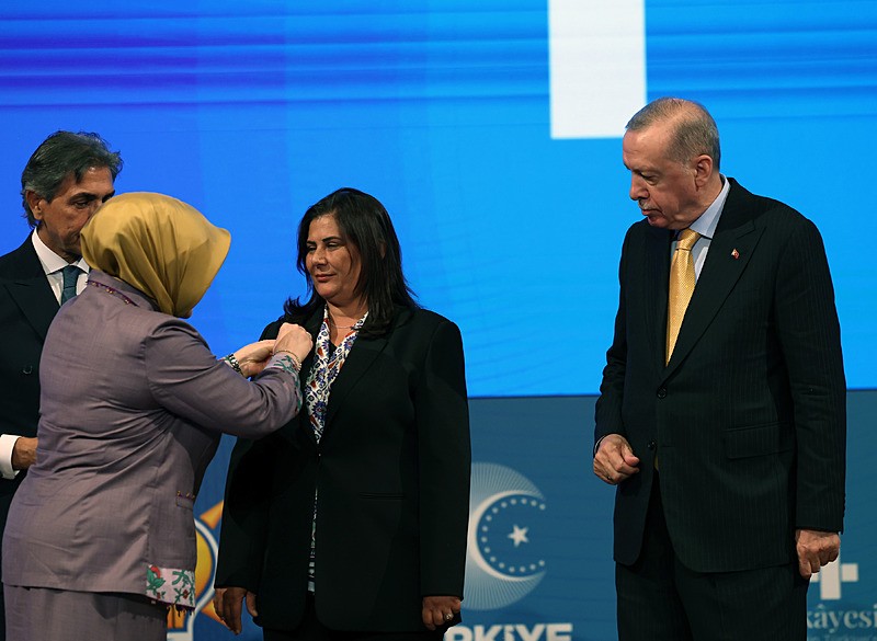 Aydın Büyükşehir Belediye Başkanı Özlem Çerçioğlu, Ankara'da düzenlenen törenle parti rozetini takarak resmen AK Parti'li oldu.