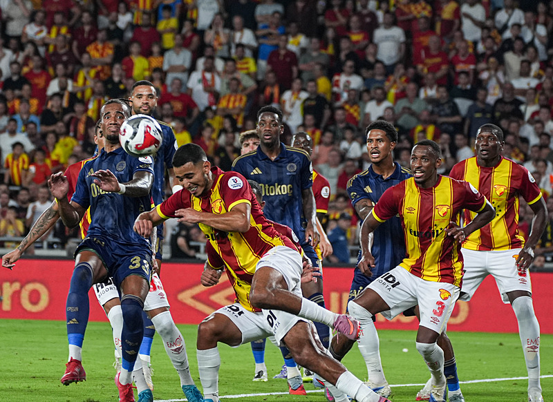 Fenerbahçe Göztepe kalesinde gol ararken (AA)