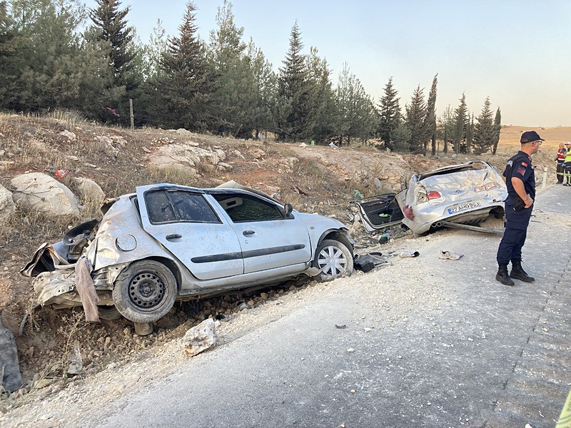 Gaziantep'te iki otomobilin çarpıştığı kazada 3 kişi öldü, 3 kişi yaralandı
