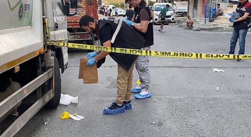 avcilarda-yan-baktin-kavgasinda-kan-akti-cinayet-aninin-goruntuleri-cikti-62lik-cani-kosarak-gitti-bicakladi-1755522633318.jpeg Avcılar'da komşular arasında 'yan baktın' kavgası: 1 ölü