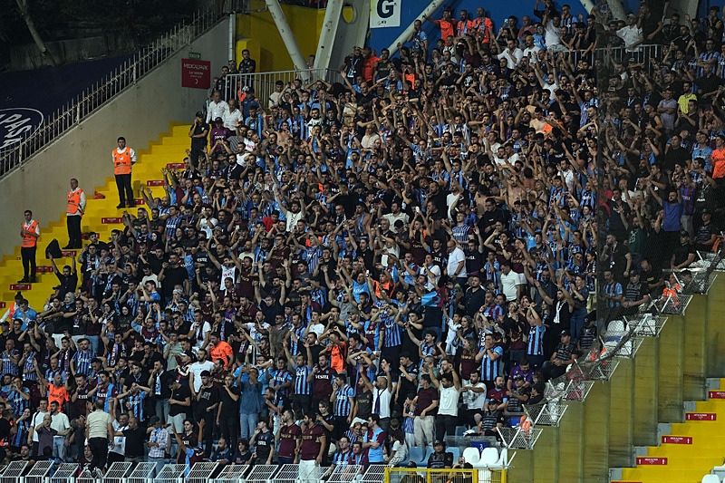 Trabzonsporlu taraftarlar takımlarını yalnız bırakmadı (AA)