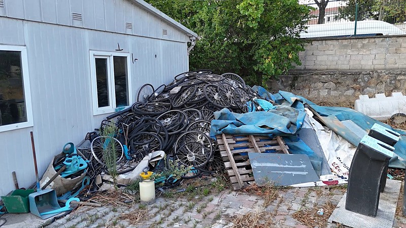 Tekerlekler üst üste fırlatılmış halde duruyor (IHA)