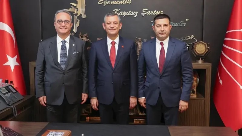 CHP Aydın Milletvekili Bülent Tezcan, CHP Genel Başkanı Özgür Özel ve CHP'li Kuşadası Belediye Başkanı Ömer Günel (Takvim.com.tr)