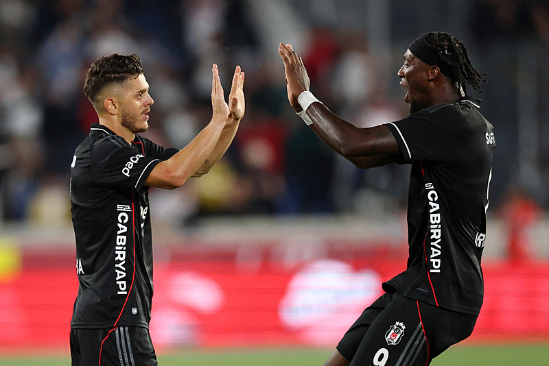 Rashica ve Abraham (REUTERS)