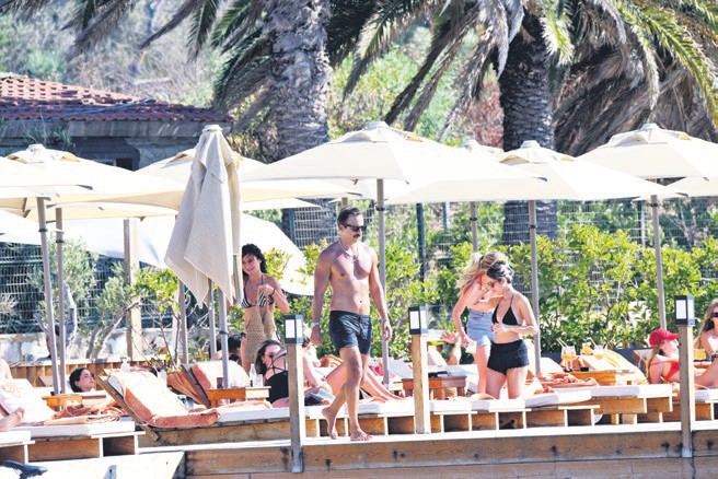 Bodrum’da ünlüler buluşması: Ezgi Eyüboğlu, Serkan Altunorak ve Burak Berkay Yalıkavak’ta-1